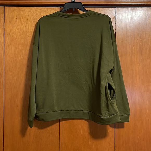 ⭐️Olive green sweatshirt with pockets.  Size XL - Picture 3 of 4